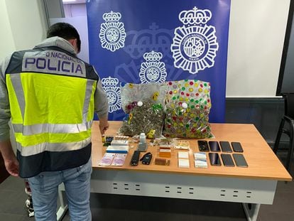 Al fondo, dos bolsas de marihuana halladas en la vivienda de la familia en Alicante.