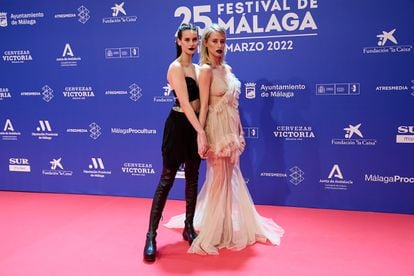 Las actrices Milena Smit y Olivia Baglivi en la primera noche del festival. Juntas han presentado la cinta Libélulas. Milena lleva un conjunto de Givenchy y Olivia, maquillaje de Iván Gómez para Chanel.
