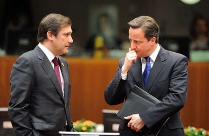 El Primer Ministro de Portugal, Pedro Passos Coelho, habla con el Primer Ministro británico, David Cameron, antes de la reunión del Consejo de Europa.