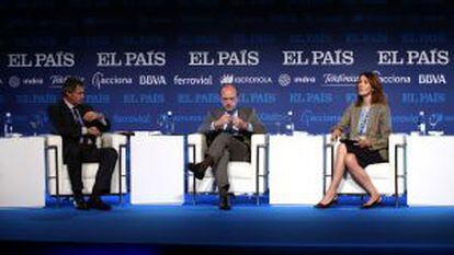 Los presidentes de Acciona e Indra, José Manuel Entrecanales y Javier Monzón, con Alicia González, corresponsal de economía de EL PAÍS.