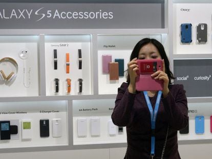 Una dona a l'estand de Samsung al Mobile World Congress del 2014.