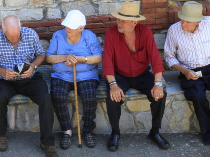 Varios ancianos en un banco.