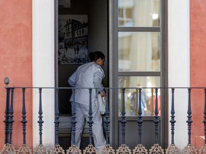 Una mujer trabaja en la habitación de un hotel de Sevilla. FOTO: PACO PUENTES (EL PAÍS).