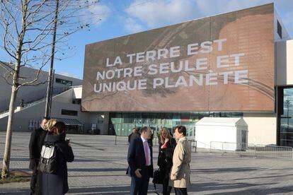 Un grupo de personas frente a la sede de La Seine Musicale en París durante la Cumbre de One Planet contra el calentamiento global.
