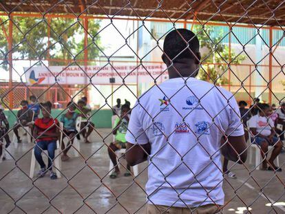 Entrega de kits en La Plaine, Escuela Sant Zanj Mackenson (Haití).