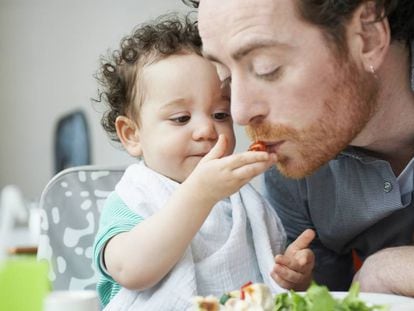 Un niño da de comer a su padre. 