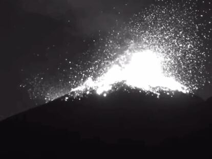 Exhalación del volcán Popocatépetl el 25 de marzo de 2023.