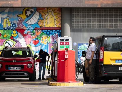 Un hombre repone gasolina en una gasolinera de la Calle Pallars de Barcelona.