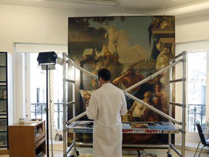 Vista del área de Restauración del Museo Thyssen, en la que trabajan una decena de personas. En la imagen, un restaurador ante 'La muerte de Jacinto', de Tiepolo.