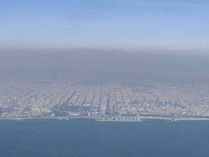 Nube de polución sobre la ciudad de Barcelona en una imagen tomada desde un avión