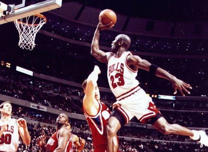 Michael Jordan, volando hacia la canasta rival como una exhalación. Imparable.