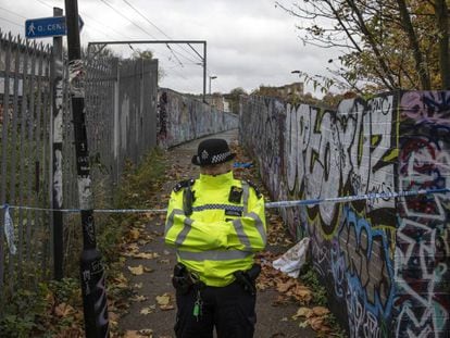 Un policía vigila el lugar donde un adolescente fue apuñalado este miércoles, en Londres.
