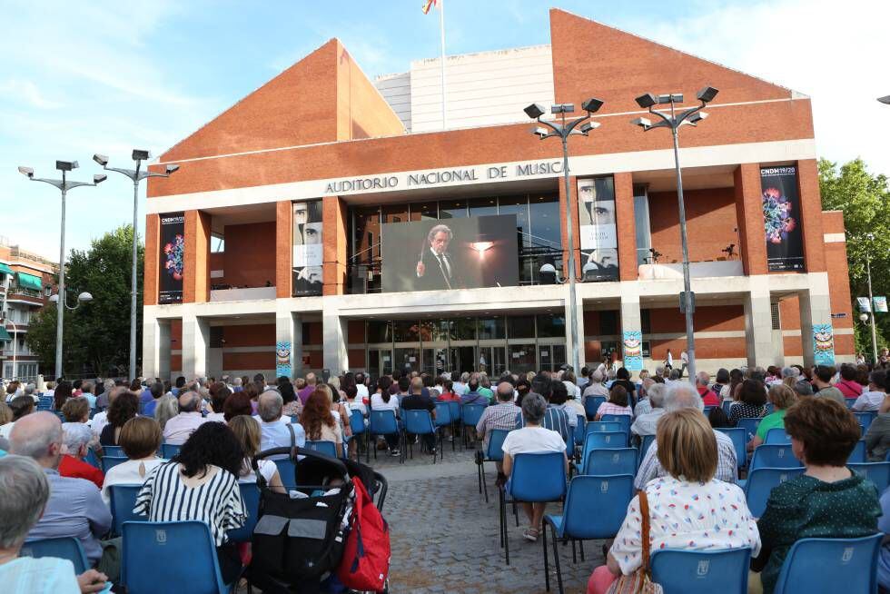Retransmisión de uno de los conciertos de Josep Pons en pantalla gigante, ayer desde la plaza de Rodolfo y Ernesto Halffter.