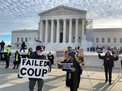 Manifestantes contra Donald Trump, este jueves, ante el Tribunal Supremo de Estados Unidos, en Washington.
