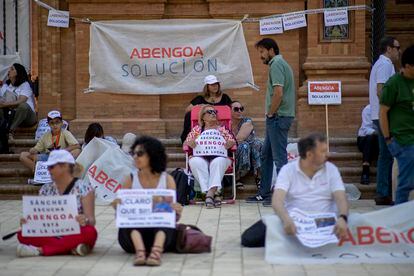 Trabajadores de Abengoa el lunes durante una protesta ante la Delegación del Gobierno, en Sevilla.