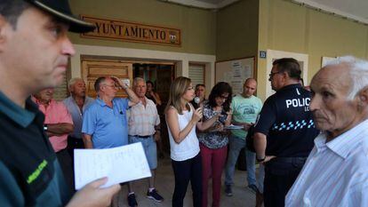 La alcaldesa de Molinicos, Lola Serrano, organiza a los vecinos desalojados por el incendio de Yeste.