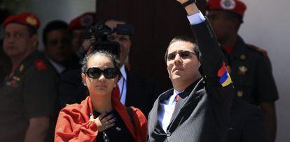 Arreaza y su esposa, María Virgina, hija de Chávez, en el funeral.