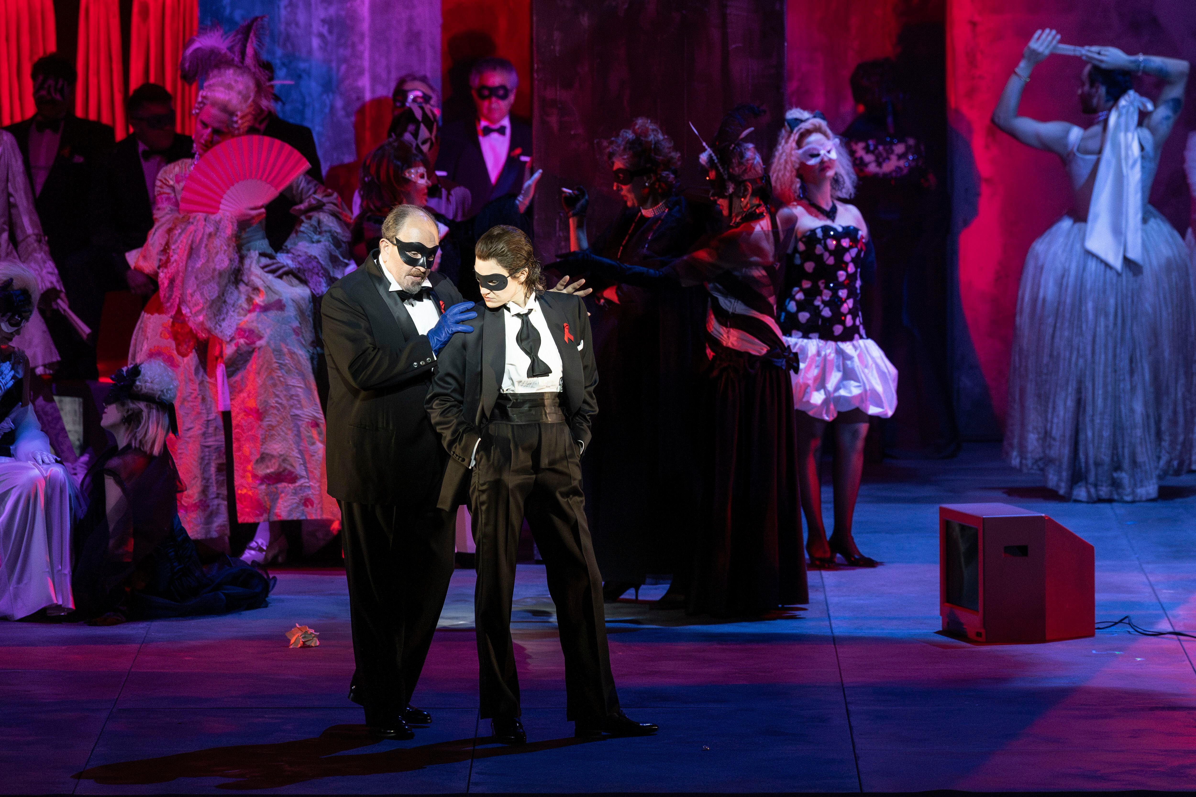 El barítono Francesco Vassallo y la soprano Marina Monzó durante el tercer acto de ‘Un ballo in maschera’, el pasado domingo en Valencia.