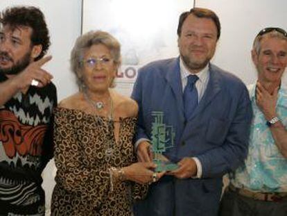 La actriz Pilar Bardem entrega un trofeo conmemorativo al alcalde de Sevilla, Alfredo Sánchez Monteseirín, en 2007.