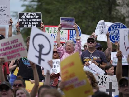 Protestas en Indiana contra la decisión del Tribunal Supremo de Estados Unidos de revocar el derecho al aborto.