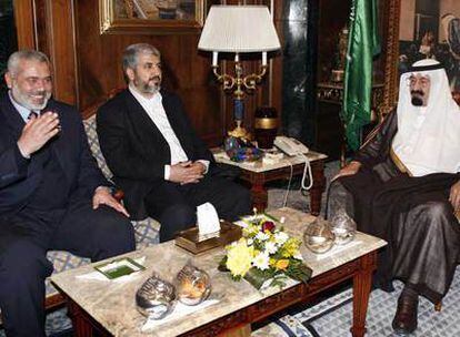 El rey saudí Abdulá recibe en Yeda el líder del Movimiento para la Resistencia Islámica (Hamás) en el exilio, Jaled Meshaal (centro) y el primer ministro palestino, Ismail Haniye (Izquierda). También recibió por separado al presidente palestino Abu Mazen.