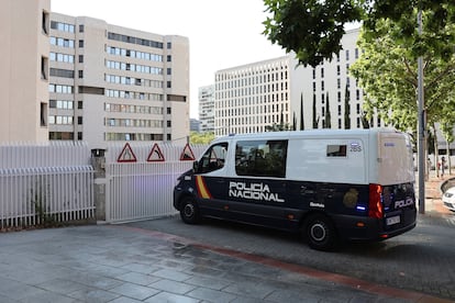 Un furgón de la Policía Nacional llega a los Juzgados de Plaza de Castiila en Madrid, el día en el que el joven de 19 años que presuntamente agredió a un sanitario en el Metro de Madrid, pasa a disposición judicial.