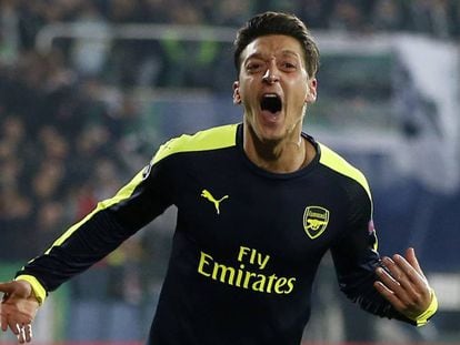 Mesut &Ouml;zil celebra el gol de la victoria del Arsenal ante el Ludogorets.