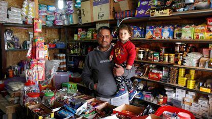 Un ciudadano iraqu&iacute; y su hijo, desplazados de Qaraqosh, en su tienda en Erbil.