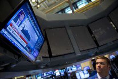 Un trader en Nueva York observa las noticias en lo que viene siendo una televisi&oacute;n. 