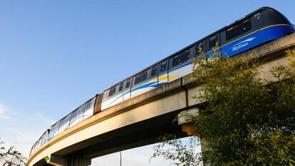 Uno de los trenes ligeros automáticos del servicio SkyTrain, en la ciudad canadiende de Vancouver.