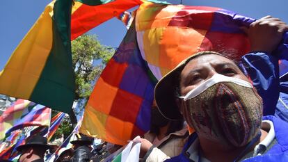 Militantes del partido de Gobierno, Movimiento al Socialismo (MAS), se manifiestan por el "desagravio" a la bandera indígena 'wiphala', este lunes en La Paz.