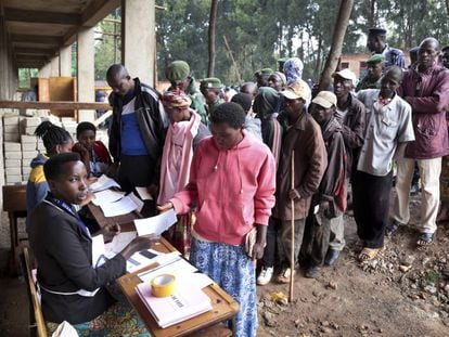 Ciudadanos de Burundi esperan en fila para poder votar en el referéndum sobre la reforma constitucional, este jueves 17 de mayo. 