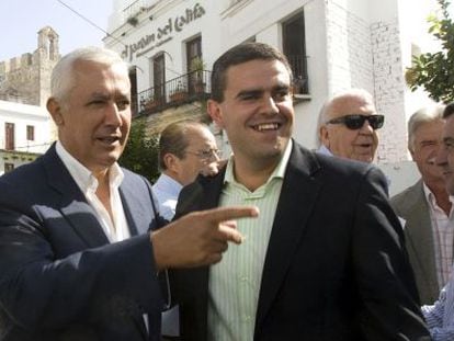 Javier Arenas y el elcalde de Vejer, Jos&eacute; Ortiz, en 2011.