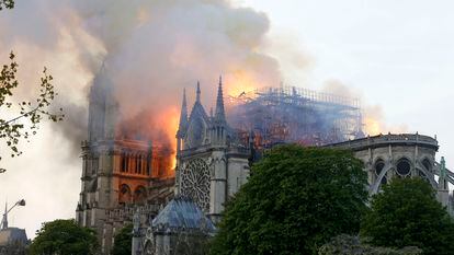 El incendio de la catedral de Notre Dame, en abril de 2019, ha dejado al descubierto centenares de grapas metálicas usadas para unir los grandes bloques de piedras.