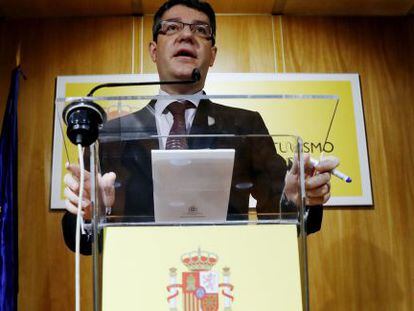 Älvaro Nadal, ministro de Energía, en la rueda de prensa en el ministerio.