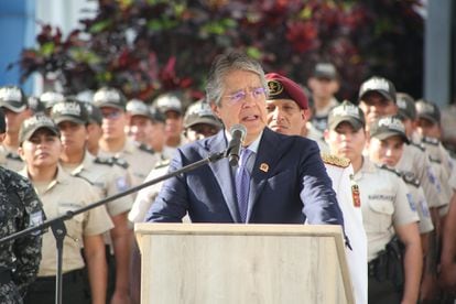 Guillermo Lasso, presidente de Ecuador, en una ceremonia de entrega de medallas a policías en Guayaquil el pasado abril.