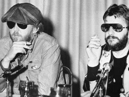 Harry Nilsson, junto a su íntimo amigo Ringo Starr en una conferencia de prensa