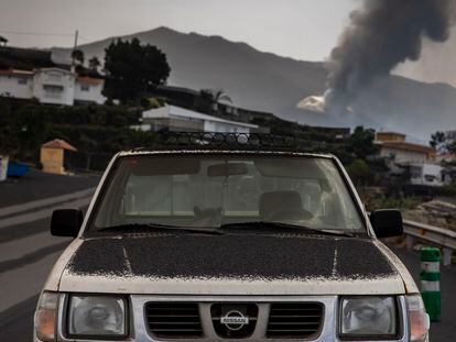 Un coche cubierto de ceniza del volcán, el 1 de octubre en Los Llanos de Aridane, La Palma.