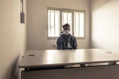 Un preso interno en el módulo de aislamiento.