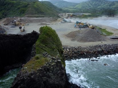 Imagen aérea de los trabajos de extracción de piedra basáltica en Balzapote, en la Reserva de la Biosfera de Los Tuxtlas, Veracruz, el pasado 9 de abril.