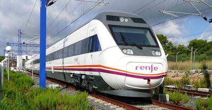 Un tren de Renfe llegando a Roda de Bará (Tarragona).
