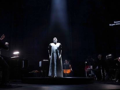 Un momento de 'Pierrot Lunaire', de Arnold Schönberg, en la Sala Juan de la Cruz del Teatro de La Abadía.