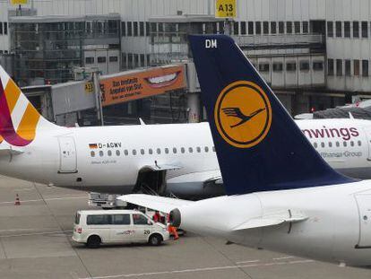 Un avi&oacute;n de Germanwings (al fondo) y otro de Lufthansa, en el aeropuerto de Dusseldorf.