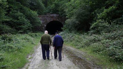 Trueba y Pelayo pasean hacia la boca del túnel de La Engaña.