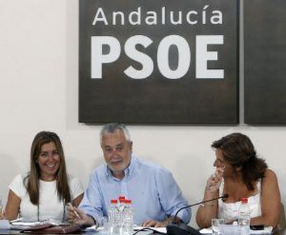 Susana Díaz, José Antonio Griñán y Rosa Torres, en la sede del PSOE.