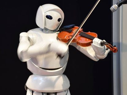 Un robot, creado por Toyota, toca el viol&iacute;n como un humano. 