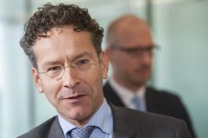 LU01 LUXEMBURGO (LUXEMBURGO), 13/10/2014.- El ministro holandés de Finanzas, Jeroen Dijsselbloem, durante una rueda de prensa celebrada antes de la reunión de los ministros de Economía y Finanzas de los dieciocho países comunitarios que integran el Eurogrupo, en la sede de la Unión Europea en Luxemburgo, hoy, lunes 13 de octubre de 2014. Los ministros analizan hoy vías para impulsar la inversión privada en apoyo del crecimiento económico, los programas de rescate de Grecia y Chipre y diferentes aspectos de la Unión Bancaria. EFE/NICOLAS BOUVY
