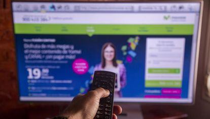 Un hombre busca información sobre el paquete Movistar Fusión.