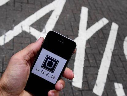 Uber pone en pie de guerra a los taxistas de Madrid con su oferta de 15 euros al aeropuerto