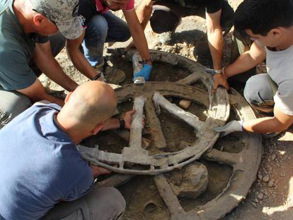 Ruedas halladas en el yacimiento de Montemayor (Córdoba), en una imagen cedida por el equipo de arqueólogos,